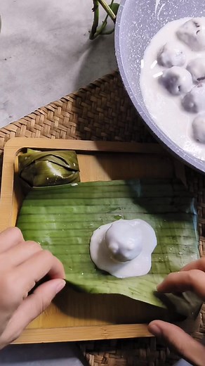 Sape suke kuih koci leleh ni? Koci cara saya yang tak berapa pro ni 😆 Resepi Kuih Koci Leleh ==================== 1 cawan tepung pulut 1/4 cawan tepung pulut hitam 1 sudu tepung gandum Air Inti Kelapa ---------- Kelapa putih 1 keping gula nisan Sedikit air Daun pandan Kuah Santan Pekat (leleh) ----------------------- 1 cawan santan pekat 1/2 cawan air 2 sudu tepung beras #kocileleh #fbreelsfypシ゚viralfbreelsfypシ゚viral #fbpropemula | Wan Marina
