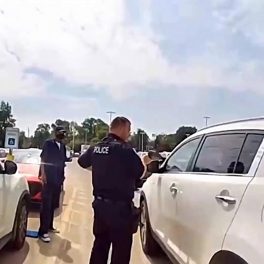 Brian Davidson, un oficial de policía, se encontró con un auto que iba a exceso de velocidad en la carretera. Como policía responsable, tomó medidas de inmediato. Sin embargo, cuando alcanzó al vehículo, la niña que iba de pasajera en el asiento trasero mencionó algo que le heló la sangre. | Narrative Nest