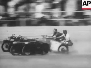 121K views · 597 reactions |  Un peu d'histoire  Dans les années 1930 en Australie, il y avait des courses de chars ... mais avec des motos au lieu des chevaux  #OnTheRoadAgain #History #Australia | Speedway Equipements Motos & Scooters | Facebook