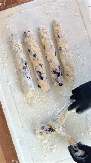 Annika Heimer - Cakes | Vanille- Blaubeer Proteinbrötchen Rezept für 10 Stück 200ml Wasser (warm) 1/2 Würfel Frische Hefe 325g Dinkelmehl 75g Proteinpulver (oder... | Instagram