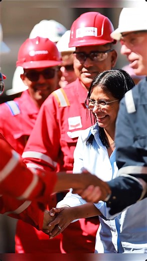 Delcy Rodríguez y el secretario de Energía de EE.UU., Christopher Wright, recorren la Faja Petrolífera y el Complejo José Antonio Anzoátegui junto a Chevron y PDVSA. Más de 100 años de cooperación energética se fortalecen sobre el terreno. Esto es diplomacia con trabajo. #Venezuela #EEUU #Petróleo #Cooperación #Energía