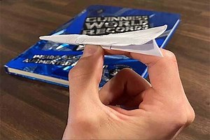 Les ingénieurs de Boeing pulvérisent le record du monde de distance avec un avion en papier