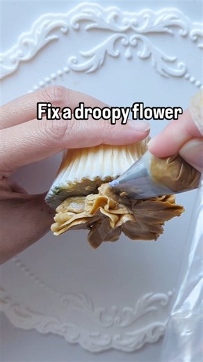 I shared a method a few days ago. Now here is another way to do it. Hope it helps! I piped the flower with PR126 tip. It is a narrow tip for piping thin petals. I sell piping tips, tutorials and buttercream recipes. All links are in my bio, if you cannot assess the link, comment and tell me what you're looking for. Prima Royale is my creative outlet. I enjoy piping flowers 🌹 #flowercake #cake #baker #cupcakebouquet #buttercream #recipe #flowerpiping #koreanbuttercreamflowers #baker #flowers #fl