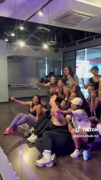 Pa que tenga esta sabor, toca que vuelva y nazca🔥 O… empezar a ir a clases de baile con nosotras 😉 Y si, cada clase es una fiesta, una Latina sabe su poder y aquí te lo recordamos a diario! #dancehubhn #tegus #clasesdebaile #foryou #fyp #latinaforeva