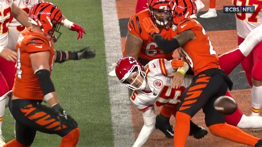 Can't-Miss Play: Mahomes dunks football over defender for UNREAL leaping fourth-down TD run