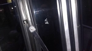 Balearon un colectivo de línea 110 en La Paternal y hay paro por tiempo indeterminado