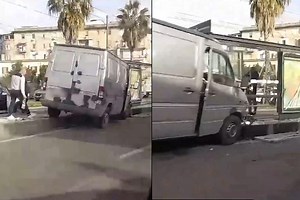 Furgone senza controllo si schianta sulla fermata del bus: incidente in via Marina a Napoli