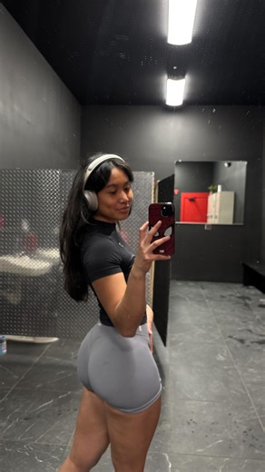 lau | fitness creator🏋🏻‍♀️✨🩷 on Instagram: "who else is making faces, catching their breaths and making noises just to finish a lift? 🙋🏻‍♀️ this is normal. don't worry keep going. #gymjunkie #gymworkout #gymhumor"