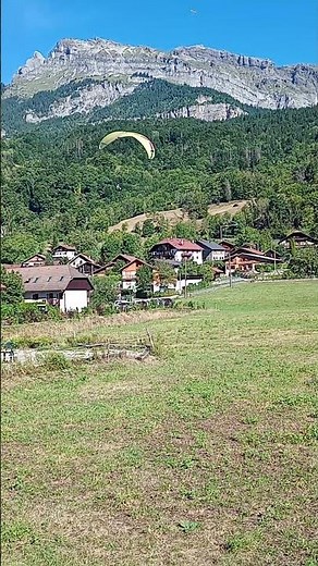 atterrissage d'un parapentiste à Passy en Haute-Savoie