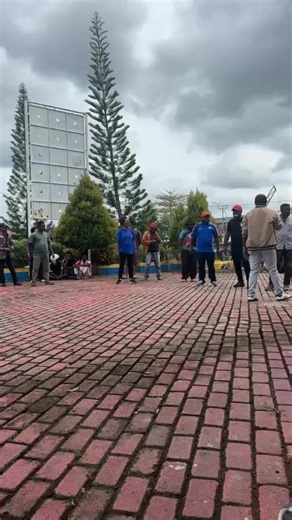 Tribun Sorong on Instagram: "Live : Aksi Damai Perkumpulan Asosiasi Kontraktor Orang Asli Papua PBD di depan kantor BPJN Papua Barat Satker PJN II Papua Barat ( Sorong). Selasa (13/1/2026). Rep. Ismail saleh"