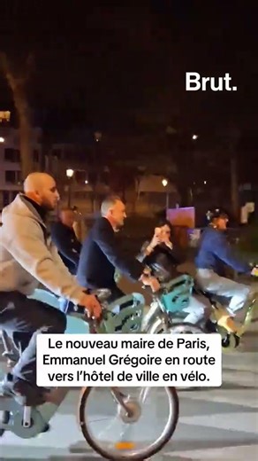 Le nouveau maire de Paris, Emmanuel Grégoire en route vers l’hôtel de ville en vélo.