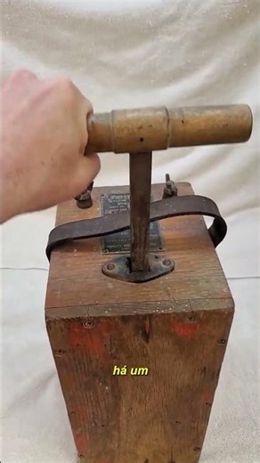 How does a detonator work?