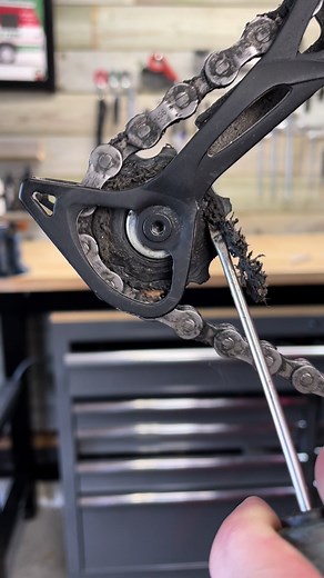 Effective Dirt Buildup Removal for Smooth Bicycle Gears