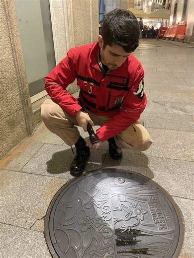 Uhm… parece que esta ciudad está alterándose por algo más que la Navidad. Ha parecido una extraña alcantarilla en el centro de Vigo y el Upside Down parece que está más cerca que nunca. Ghostbusters Galicia estamos investigando esta anomalía para aseguramos que ningún Demogorgon escape. ¡Mantened los ojos abiertos, Vigo! No sabemos qué puede salir de ahí.