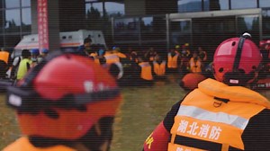 In July 2021, central China's Henan was struck by torrential rains. Storms and floods paralyzed cities and put residents in danger. In this episode of #China'sRescueForces, we'll see how people overcome the disastrous floods and help each other (I) | China Xinhua News