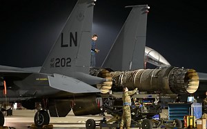 F15在极限加力飞行测试前检修发动机_哔哩哔哩_bilibili