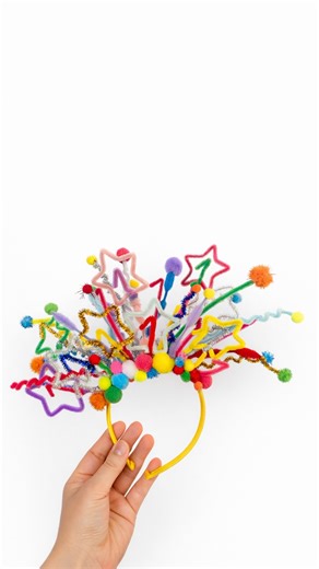 Annabel | DIY & Crafts on Instagram: "From pipe cleaners to a birthday crown. Can’t believe my baby is turning one already. 🎉 Follow for more creative projects like this. #birthdaycrown #verjaardagskroondiy #diyverjaardagskroon #kroon #diykroon #diykroontje #verjaardagsdiadeem #feestdecoratie #verjaardagskroontje #kroonmaken #firstbirthday #eersteverjaardag #1jaar #éénjaar #verjaardagsfeestje #kinderverjaardag #knutselen #verjaardagknutsel #mamainspiratie #pijpenrager #pompons #zelfmaken #kroon