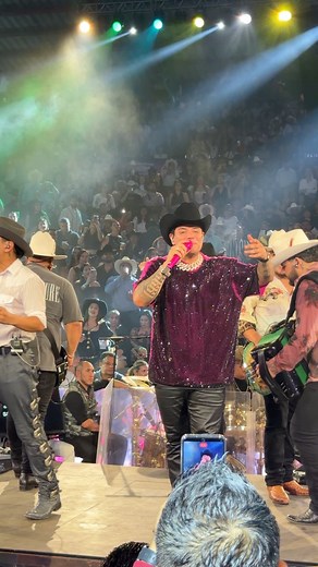 No me lo puedo creer Eduin saludo a mi pichón en pleno concierto. 🥰😍💖 | Eli esparza