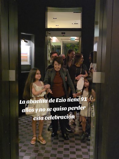 Celebración navideña con la abuelita de Ezio de 91 años