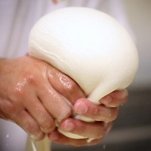 Do you know how fresh mozzarella is made 😱? Casa Della Mozzarella will show you ✨! Watch the director's cut here: http://bit.ly/2zbGbzB | Tasty