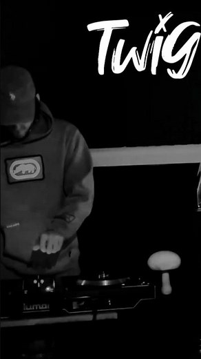 I got the set of turntables setup! #homestudio #turntables #rapper #twig #wholeheartentertainment