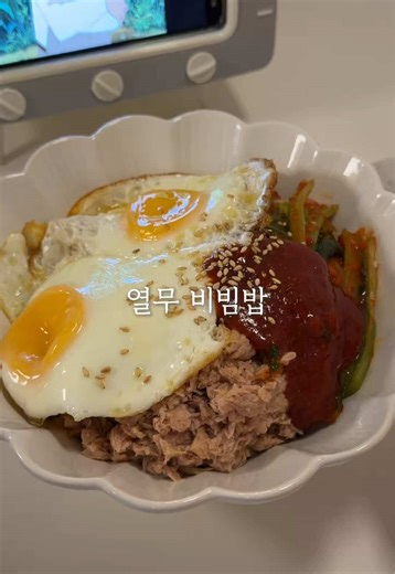 오늘 저녁은 열무 비빔밥 열무김치 계절이 와서 담아야 하나 고민 엄청했는데 이모가 담았다고 보내주셨어요! 진짜 최고야…💛 덕분에 요번 여름 아주 편안하게 열무김치를 먹게 되었어요! 국수로 먹을까 냉면 먹을까 하다 비빔밥 비볐는데 너무 맛있어요!! 열무는 역시 보리밥에 비빈게 최고인 거 같아요 완전 취저 참치 가득 넣으니 더 맛났던!! 그리고 양념 만들 때 진간장 대신 일본에서 사 온 굴 간장 대신 넣었어요! 많이 짜지 않고 밥 비벼 먹을 때 맛있다고 해서 넣어봤는데 오 뭔가 더 맛난 기분이에요🤤👍 다음에는 국수랑 냉면에 올려 먹어야겠어요 ✅열무비빔밥 양념장 - 고추장 1T - 일본 굴간장 1T(없으면 진간장1T) - 매실액 1T - 다진마늘 조금 . . . #집밥 #집순이 #열무비빔밥 #저녁메뉴 #vlog