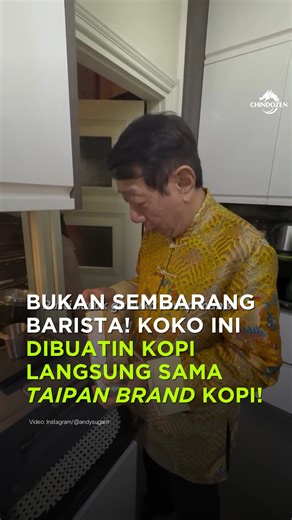 CHINDOZEN | Info Chindo & China | Momen content creator Andy Sugar yang hoki banget bisa dibikinin kopi langsung oleh Pak Soedomo Mergonoto, owner dari Kopi Kapal Api. - 🎥:... | Instagram