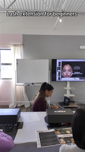 In this training, I’m showing my students exactly how to customize lash sets with zero gaps 🖤 I teach using all three learning styles, because real education isn’t one size fits all. 📣 Auditory learners hear me explain every decision I’m making and why 👀 Visual learners see the client’s photo on the screen so they understand eye shape, structure, and balance ✍️ Hands-on learners map the set in real time on the iPad and then take turns applying it themselves This is how you eliminate confusion