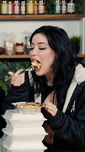 WIR BESTELLEN ANNIS LIEBLINGSESSEN mit AnniTheDuck #essen #food #bestellen #bratwurst #restaurant | Sturmwaffel