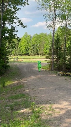 Alien Prepares For Foot Race || ViralHog