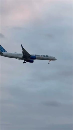 United 757 landing at Boston￼