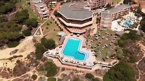 🏖 Auramar Beach Resort 3* https://www.rickytravel.com/pt/hoteis/Auramar-Beach-Resort/L-0432 ⭐ 5 noites em regime de Tudo Incluído desde €761 para 2 pessoas! 1 criança até 11 anos gratuita Oferta Exclusiva Rickytravel | Rickytravel