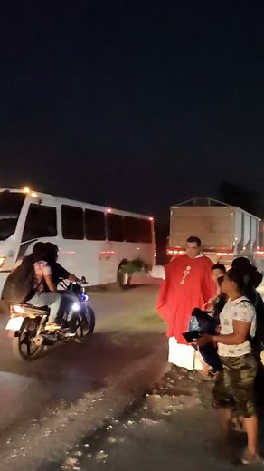 205K views · 2.7K reactions | #Tamuin Así fue la bendición de vehículos en la carretera Valles Tampico a la altura de las Brisas en este día de San Judías Tadeo, el Padre Jose Humberto Juarez Villeda tuvo a bien bendecir a todos los coches y camionetas que pasaban en ese momento. #enRed | En Red Comunicacion | Facebook