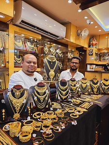 2.1M views · 11K reactions | বাজারের দরের ৪ হাজার টাকা কমে হলমার্ক সোনা ধনতেরাসে | লাইনে দাঁড়িয়ে কিনছে সোনা | Digital Tutorial | Facebook