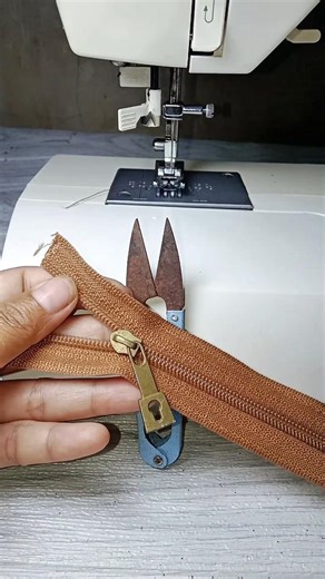 Easy Technique for Attaching a Zipper Slider #sewingtipsandtricks #zipper #zipping