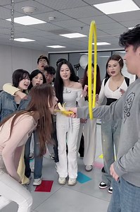 13K views · 405 reactions | hula hoop feeding challenge藍 | 爱薯片 | Facebook