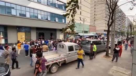 【西港中国城数百人讨薪，现场视频曝光】 柬单网报道，2月11日，位于西港中国城的一处项目发生劳资纠纷。 据了解，由于项目方拖欠工资，数百名建筑工人当天集体发起抗议行动，一度封堵道路，导致周边交通受阻。 截至目前，尚未有官方部门就此事作出详细说明，亦不清楚欠薪涉及的具体金额。 | 柬单网58cam.com