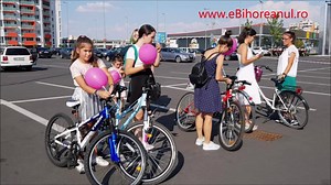 5.9K views · 98 reactions | Prima zi de toamnă le-a scos pe biciclistele din Oradea pe străzi. La îndemnul Rotaract Club, sute de doamne şi domnişoare, îmbrăcate cu fuste şi tricouri albe, au pedalat prin oraş, demonstrând că pot fi cochete chiar şi pe două roţi. Marşul a debutat după un mic incident: un şofer a acroşat uşor maşina Poliţiei Locale, antemergătoarea biciclistelor, taman în parcarea Lotus Retail Park. | Bihoreanul | Facebook