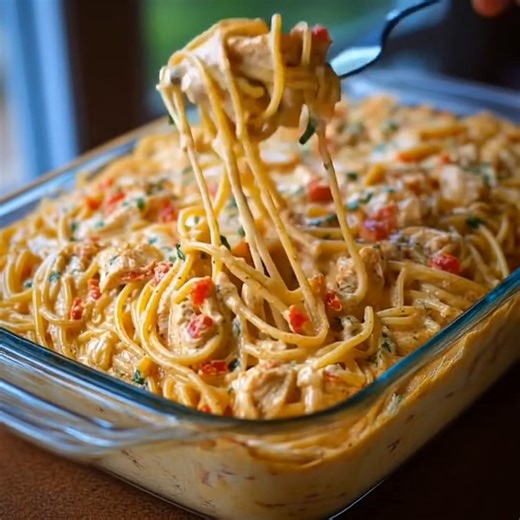 Creamy Rotel Chicken Spaghetti Casserole **Ingredients:** 8 oz spaghetti, cooked and drained 2 cups cooked shredded chicken 1 can (10 oz) Rotel (diced tomatoes with green chilies), drained 1 can (10.5 oz) cream of chicken soup ½ cup sour cream ...... 👇 Full Recipe in Coʍmеոτ 💬 | Royal Recipes