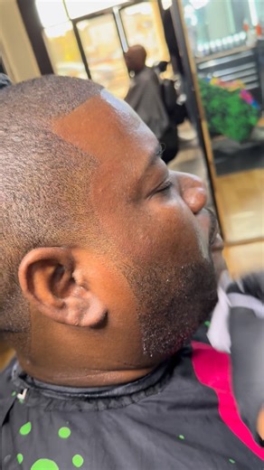 Jamie M on Instagram: "Some of yall say my lineups be disappearing after the alcohol or aftershave hit the line let’s see #haircut #fyp #barber #explore #barbershop"