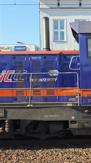 Ex "stonka" wyłania się zza wagonu!