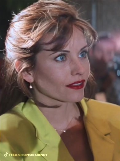 Courtney Cox: The Iconic Gale Weathers in Scream (1996)