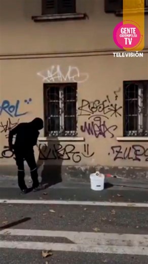 Revista GENTECOOSMOPOLITATV on Instagram: "Una noche, un muro limpio y una nota que renace la ciudad. De noche, cuando la ciudad baja la voz, un hombre camina por Italia con un rodillo y una intención clara: borrar grafitis ajenos… y dejar algo más valioso a cambio. No firma su nombre. No busca aplausos. Solo deja una nota en cada puerta: “Este es un acto de amor urbano.” En tiempos donde el civismo parece una reliquia, este gesto pequeño —casi invisible— nos recuerda que la belleza también se c