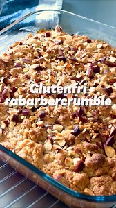 Det er SÅ nemt at bage en uimodståeligt lækker glutenfri rabarbercrumble! | Cookingclub.dk