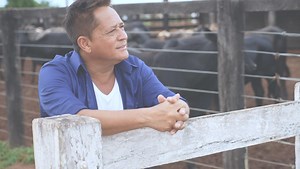 430K views · 4.4K reactions | Leonardo começou aqui, nesse palco feito de terra. E antes do som da viola, já havia o ronco do trator. Hoje, são os tratores LS Tractor que trazem toda a sua potencia para a Fazenda Talismã, compartilhando força, tecnologia, economia e a paixão pelo campo. Essa parceria está apenas começando. Nos acompanhe e faça parte dessa jornada! LS Tractor. Tecnologia sul-coreana, coração brasileiro. | LS Tractor | Facebook