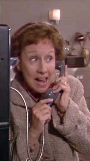 A Christmas Counterfeit 😱 #allinthefamily #archiebunker #comedy