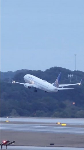 United 737-900 Rolls Halfway to SFO at Atlanta! 😂🛫