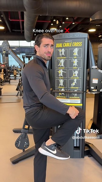 If you want to build muscle and stop wasting time in the gym, I made a 4-week plan for you. Link in bio. When you see someone doing lunges like this… Yes, your entire legs will be targeted, whether you step forward or backward. However, you can bias different muscles depending on what you want to target: Step backward = More glutes Step forward = More quads (front thighs) For glutes, lean forward and aim for a 90-degree knee angle ✅ For quads, take a step forward, aim for short steps, and push y