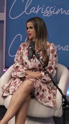 Todos ven el éxito, pero pocos conocen la historia detrás. 👀 ¿Cómo lo logró @jess.judith? La verdad detrás de su camino te sorprenderá… No te pierdas un nuevo episodio de #Clarissima, MAÑANA a las 7:00 PM 🇺🇸 disponible en #YouTube. ¡Prepárate para inspirarte!💥 | Clarissa Molina