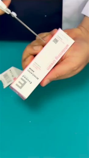 Ayşegül Yakut Gökdemir on Instagram: "Cild tonunuzda eşitsizlik mi var o zaman bu video tam sana göre ❤️ @esomedtr 17 yıldır eczanelerde satılan bir ürün hekimlerin ve uzmanların tavsiye ettiği temiz içerik ben çözümü buldum hadi sende esomed ailesine katıl 🙋‍♀️💎"